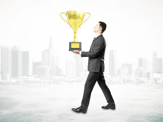 mann-traegt-goldenen-pokal-110722356-FO-peshkov