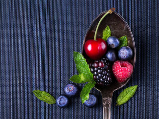 fruechte-beeren-auf-loeffel-85520975-FO-Floydine