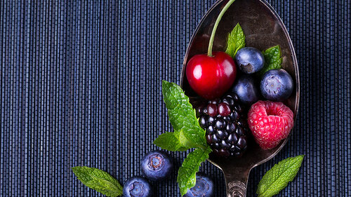 fruechte-beeren-auf-loeffel-85520975-FO-Floydine