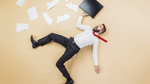 mann-rutscht-auf-banane-aus-74430319-FO-Halfpoint