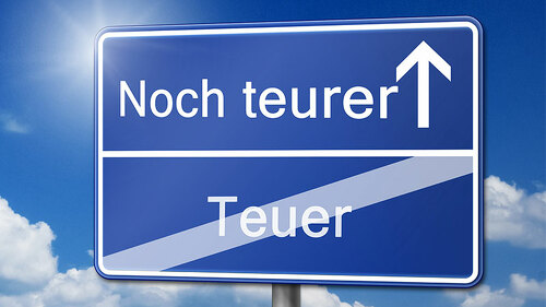 strassenschild-teuer-noch-teurer-80873205-FO-K-C