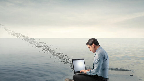 daten-fliegen-aus-laptop-auf-schoss-30382046-FO-olly