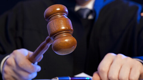 Richter-benutzt-hammer-104695243-FO-Andrey-Burmakin