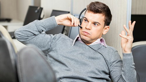 Ueberforderter-Call-Center-Mitarbeiter-79634332-FO-Tyler-Olson