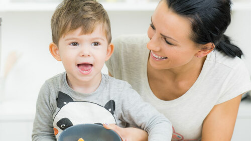 kind-mit-nanny-105162795-FO-1051627985-Picture-Factory