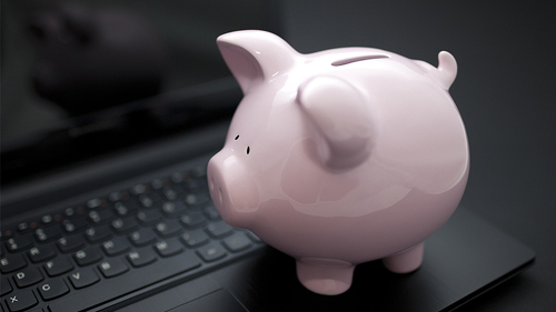 Sparschwein-auf-Laptop-74916483-FO-Jakub-Krechowicz