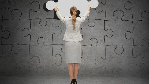 frau-fuellt-luecke-puzzle-68852033-FO-Syda-Productions