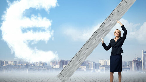 frau-misst-eurozeichen-94429735-FO-adam121