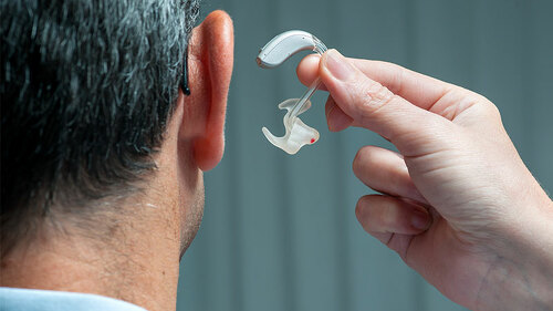 mann-hoergerät-67773418-FO-Alexander-Raths