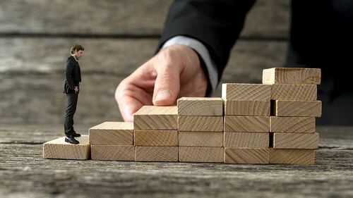 Mini-Anzugtraeger-vor-Baukloetze-Treppe-96781297-FO-Gajus