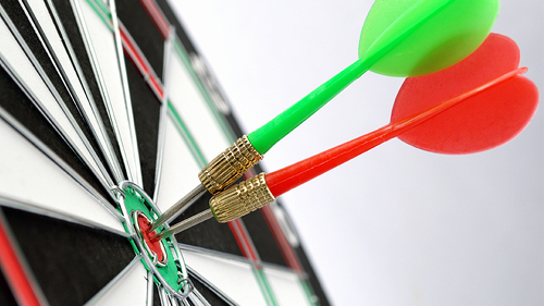 Dartscheibe-Pfeile-44076625-FO-sergign