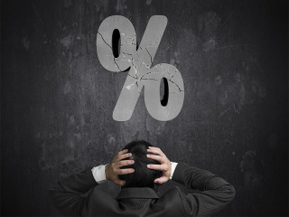 Fassungsloser-Anzugtraeger-vor-Prozentzeichen-79545958-FO-TSUNG-LIN-WU