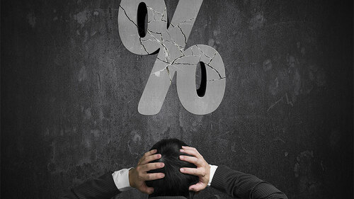 Fassungsloser-Anzugtraeger-vor-Prozentzeichen-79545958-FO-TSUNG-LIN-WU