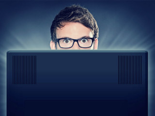 Mann-lugt-ueber-Bildschirm-55388764-FO-lassedesignen