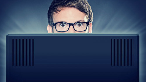 Mann-lugt-ueber-Bildschirm-55388764-FO-lassedesignen