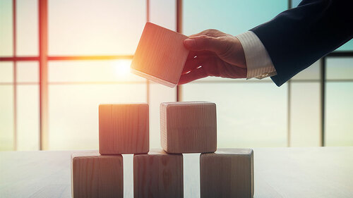 Hand-stapelt-Baukloetze-103199139-FO-Konstantin-Yuganov