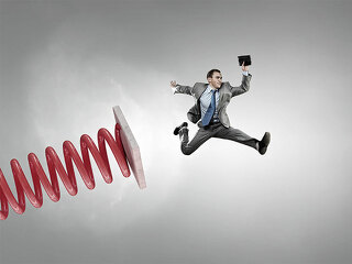 Feder-katapultiert-Anzugtraeger-110081125-FO-Sergey-Nivens