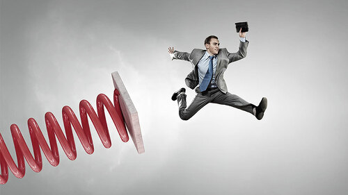 Feder-katapultiert-Anzugtraeger-110081125-FO-Sergey-Nivens