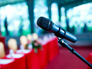 mikrofon-auf-rednerpult-FO-xy