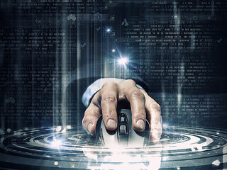 Hand-auf-Maus-Binaercode-95837984-FO-Sergey-Nivens