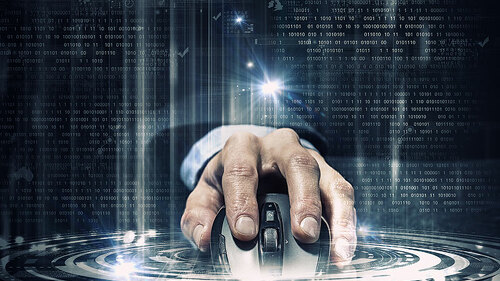 Hand-auf-Maus-Binaercode-95837984-FO-Sergey-Nivens