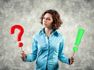 Frau-Ausrufezeichen-Fragezeichen-48872255-FO-fotovika