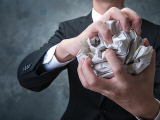 Anzugtraeger-zerknuellt-Papier-94710548-FO-beeboys