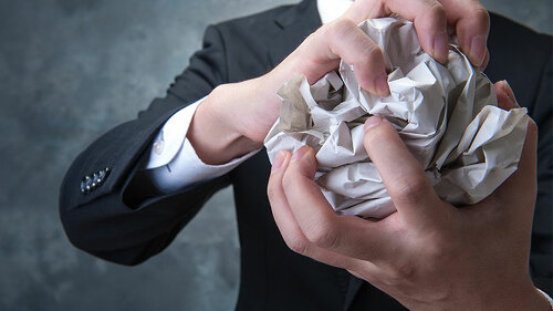 Anzugtraeger-zerknuellt-Papier-94710548-FO-beeboys