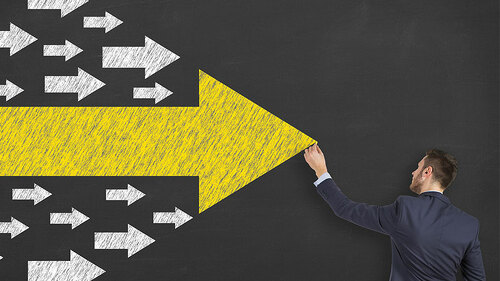 Anzugtraeger-zeichnet-Pfeile-102474785-FO-turgaygundogdu