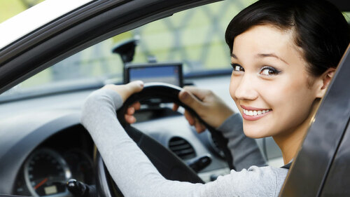 junges-maedchen-am-steuer-98537806-FO-Nobilior