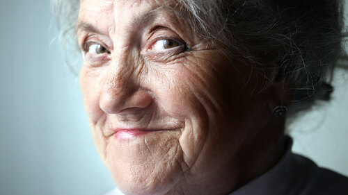 seniorin-grinst-112066175-FO-pavelkubarkov