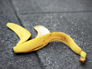 Bananenschale-auf-Gehweg-91047789-FO-Friedberg