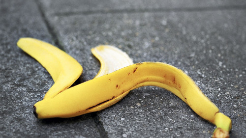 Bananenschale-auf-Gehweg-91047789-FO-Friedberg
