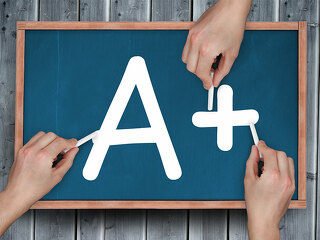 A-Plus-Tafel-Kreide-Haende-89435399-FO-vectorfusionart