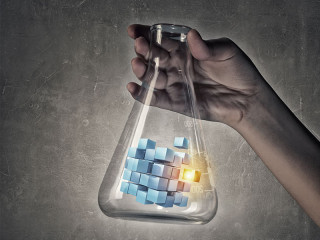 Cyber-Wuerfel-in-Reagenzglas-105566958-FO-Sergey-Nivens