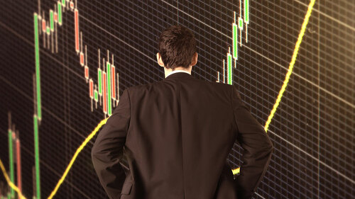 mann-vor-boersen-kurve-braun-107112297-FO-semisatch