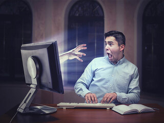 Mann-Hand-aus-Computer-103160961-FO-Nomad-Soul