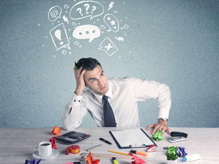 Anzugtraeger-Schreibtisch-verwirrt-103886671-FO-ra2-studio