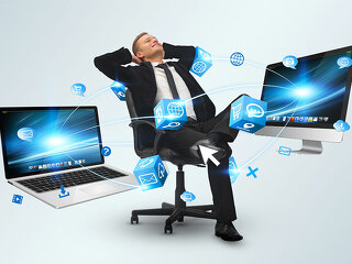 Anzugtraeger-Computer-entspannt-106771175-FO-sdecoret