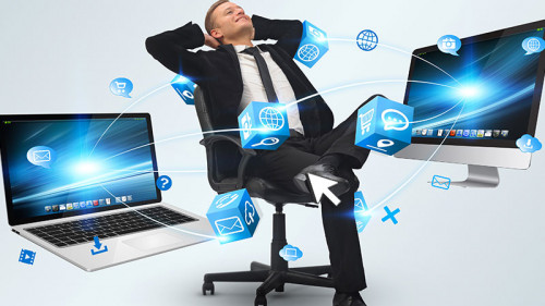 Anzugtraeger-Computer-entspannt-106771175-FO-sdecoret