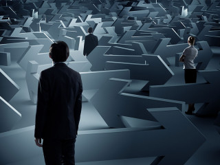 Anzugtraeger-zwischen-Pfeilen-100262423-FO-Sergey-Nivens