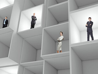 Amzugtraeger-in-Kaesten-75869618-FO-Sergey-Nivens