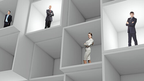 Amzugtraeger-in-Kaesten-75869618-FO-Sergey-Nivens