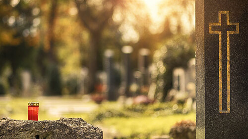 Friedhof-Kerze-Grabstein-87454810-FO-mario-vender