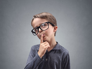 Junge-Brille-nachdenklich-107835965-FO-Brian-Jackson