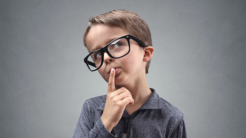 Junge-Brille-nachdenklich-107835965-FO-Brian-Jackson