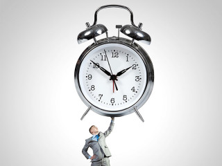 Anzugtraeger-stemmt-Wecker-61885835-FO-Sergey-Nivens