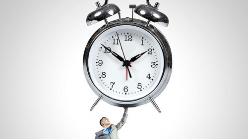 Anzugtraeger-stemmt-Wecker-61885835-FO-Sergey-Nivens