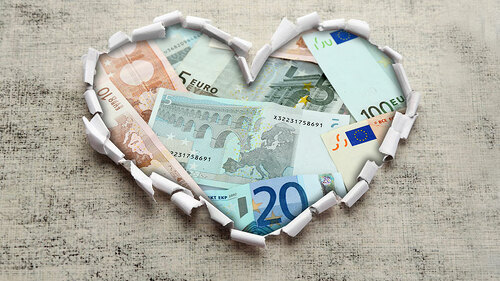 Euroscheine-in-Herz-Fotolia-77748923-FO-Africa-Studio