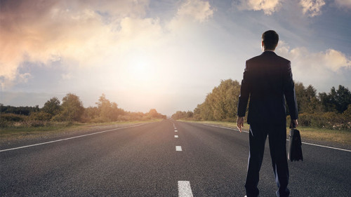 Anzugtraeger-Straße-Sonne-87923627-FO-adam121